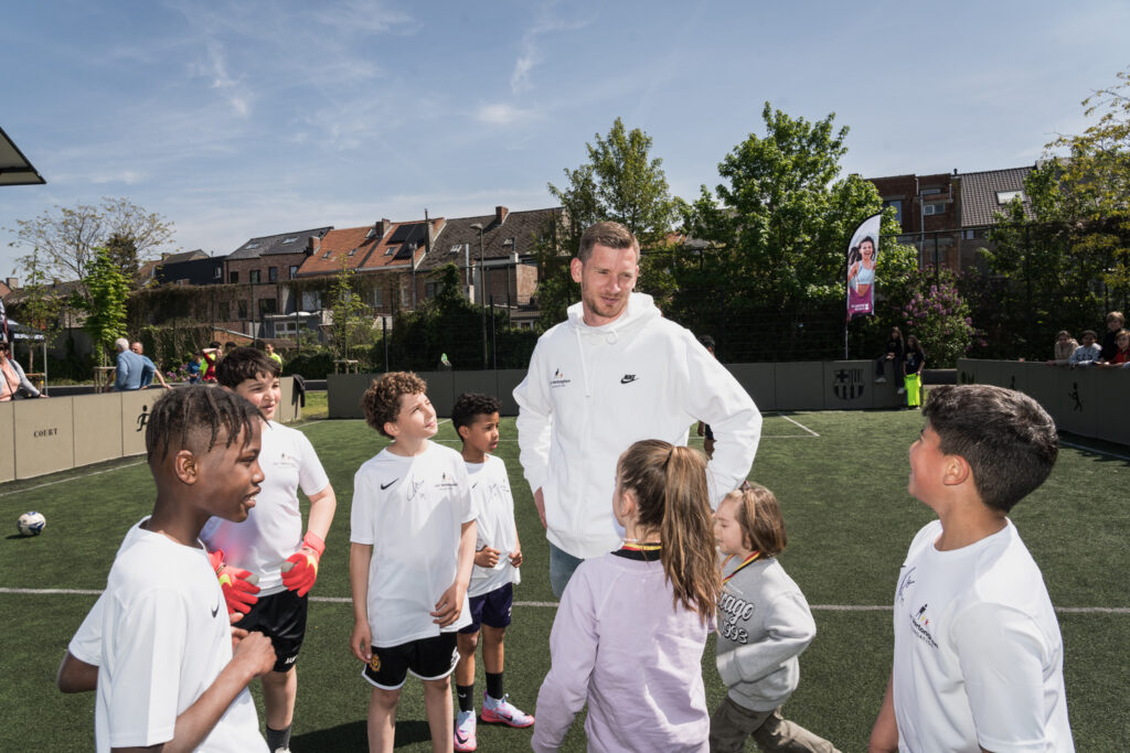Galerij - Jan Vertonghen, Special Olympics Belgium en buurtkinderen Donkerlei trappen onze nieuwste interactieve voetbalmuur af!