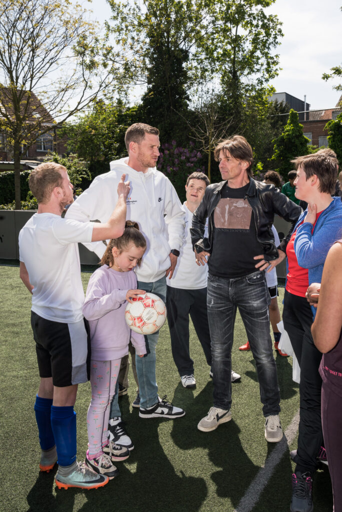 Galerij - Jan Vertonghen, Special Olympics Belgium en buurtkinderen Donkerlei trappen onze nieuwste interactieve voetbalmuur af!
